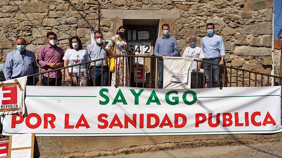 Los socialistas (Ana Sánchez y Luis Tudanca en el centro) y meimebros de la plataforma por la sanidad pública de Sayago, frente al consultorio médico de Monumenta, que lleva 542 días cerrado. | José Luis Fernández