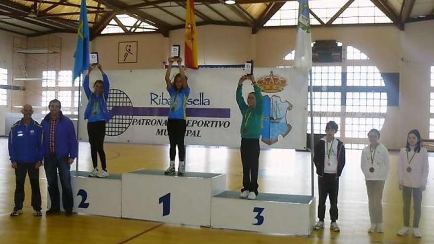 Entrega de premios de una de las categorías de los Juegos Deportivos del Principado disputados en Ribadesella.