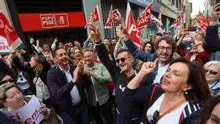 Cientos de personas se concentran en València en apoyo de Pedro Sánchez