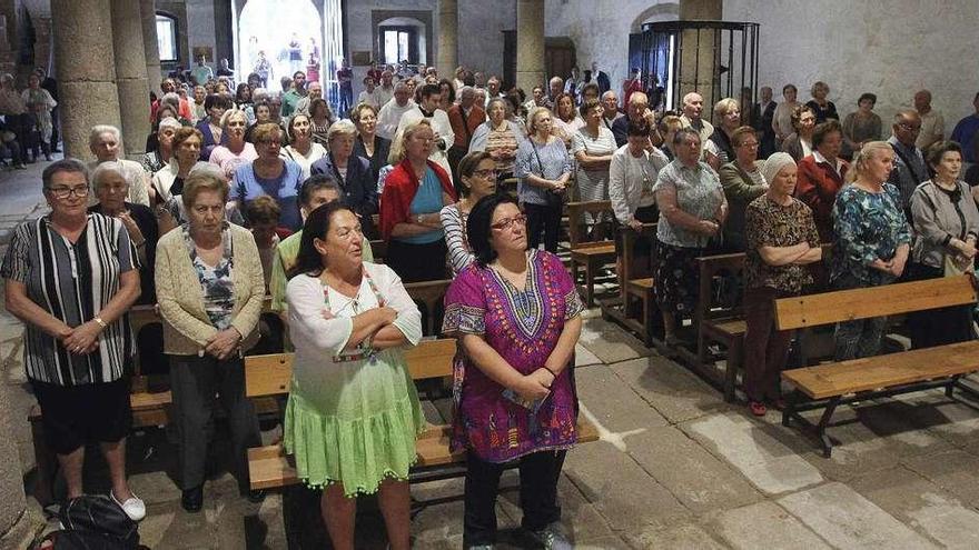 Devotos de la Virgen de Os Remedios, en la capilla del mismo nombre, en la misa de las 19 horas, ayer. // Iñaki Osorio