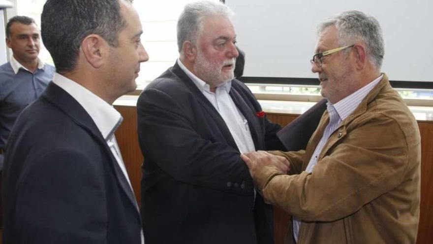 Xosé Manuel Pazos (derecha), junto a los protavoces de PP y PSOE. // S.A.