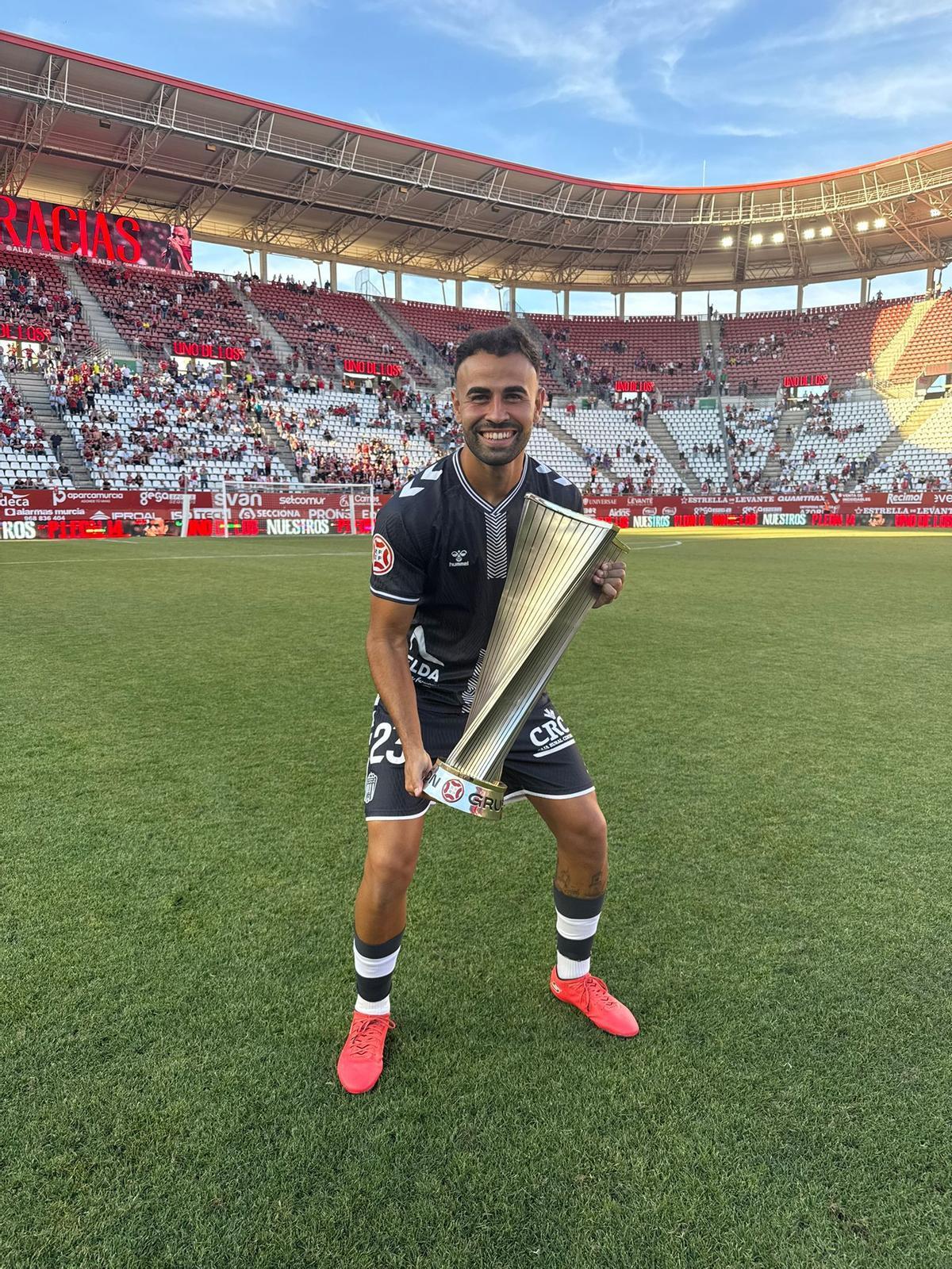 Vallejo, con el trofeo que acredita al Eldense como campeón de su grupo.