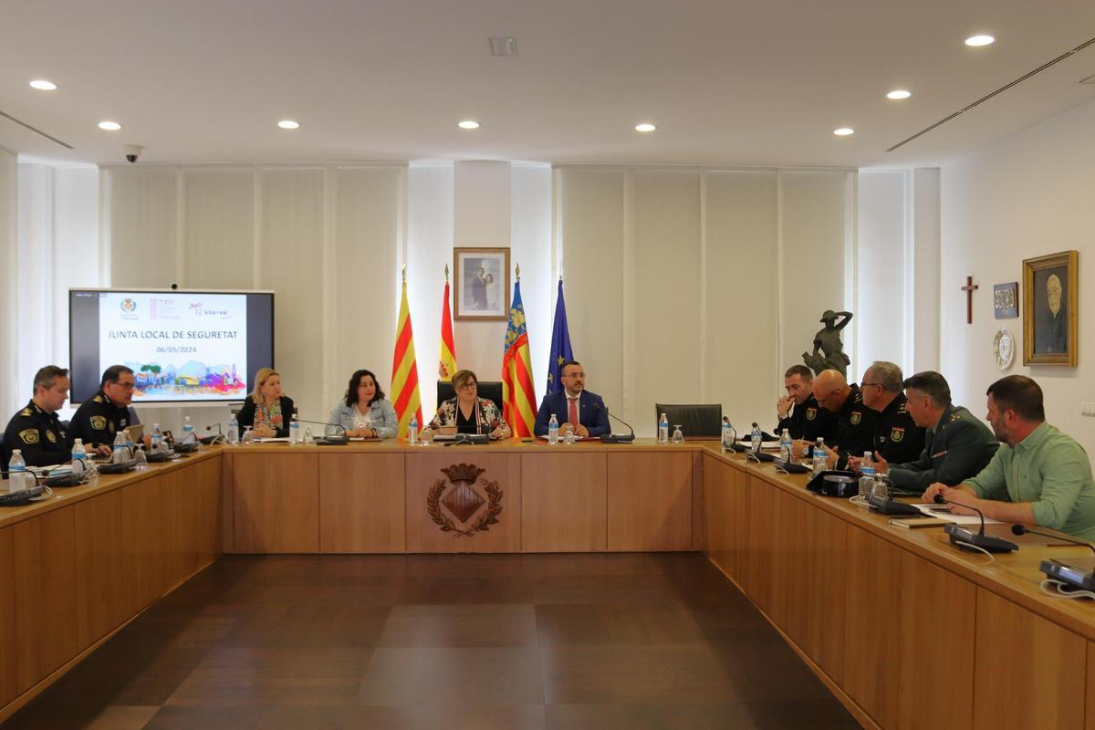 Foto de la junta local de seguridad, que ha estado presidida por la subdelegada del Gobierno, Antonia García Valls;  y el alcalde, José Benlloch.