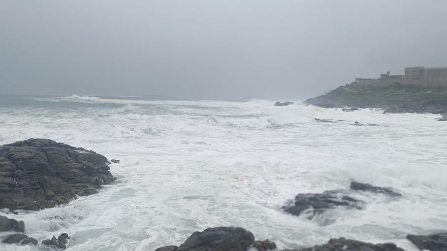 Muere una turista alemana de 85 años tras ser arrastrada por una ola mientras sacaba fotos en Baiona