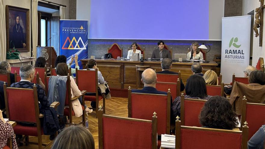 Acto inaugural de la jornada. En la mesa, de izquierda a derecha, María José Álvarez, Borja Sánchez y Ana Fernández.