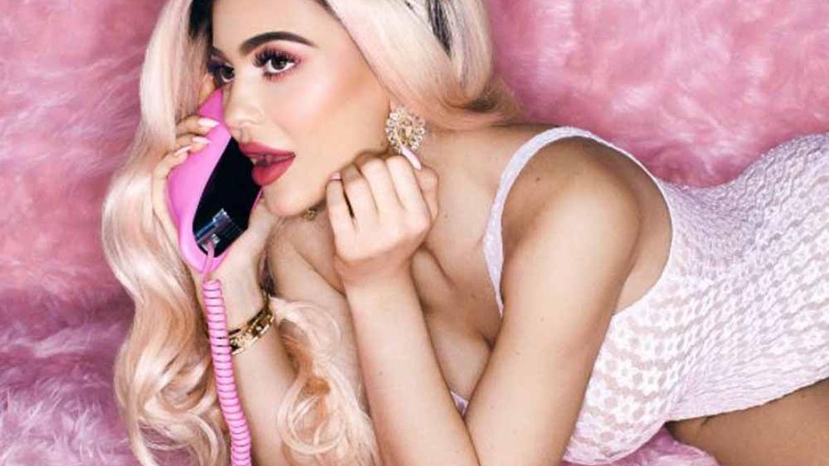 Kylie Jenner hablando por teléfono a lo 'Línea Directa'