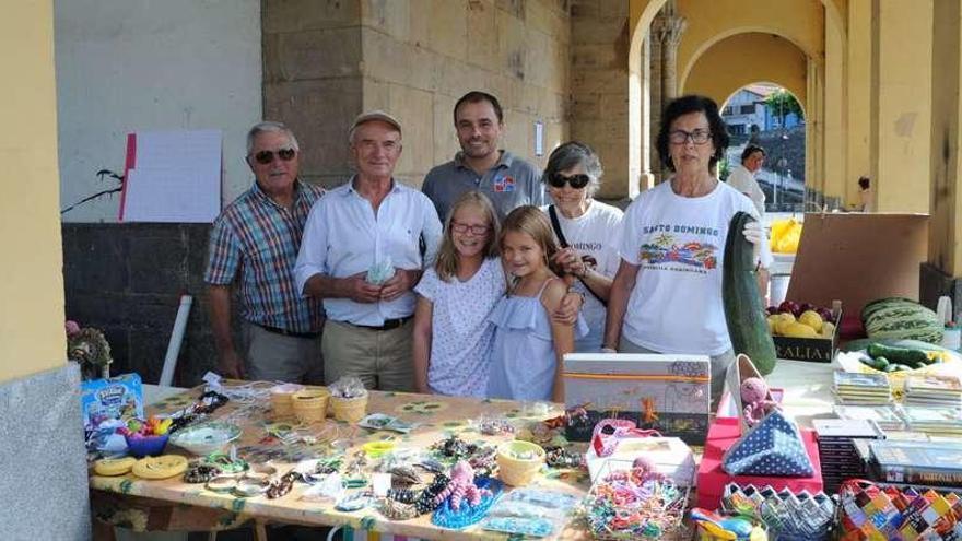 Miguel Ángel Pérez, tercero por la izquierda, junto a familiares y amigos, ayer, en el pórtico de la iglesia de Colunga.