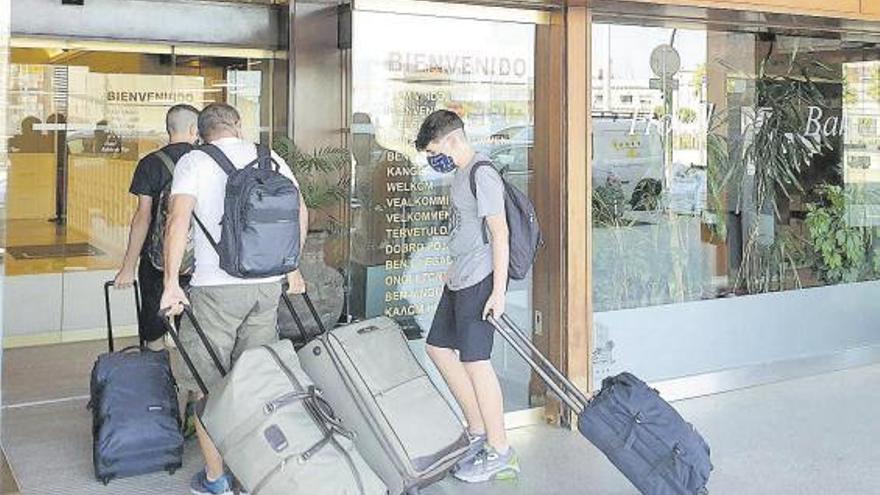 Un grupo de turistas, este verano en la entrada de un hotel.