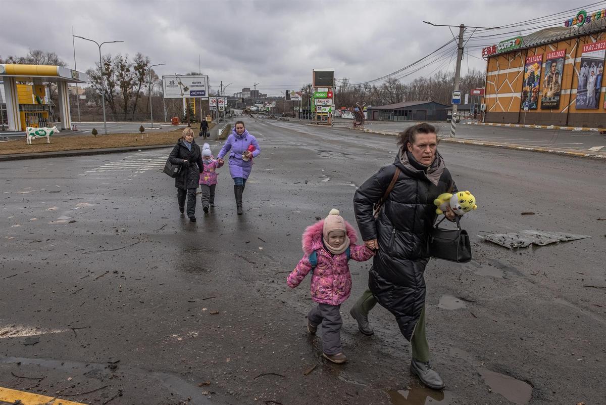 Mujeres y niños de Bucha huyen del sonido de las explosiones cuando llegan a Irpin. Tratan de huir de Bucha e Irpin, ciudades de primera línea de combates entre las fuerzas ucranianas y rusas.