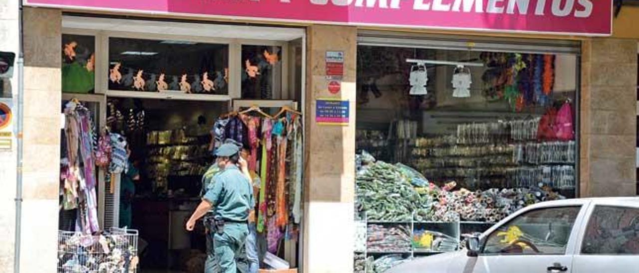 Agentes de la Guardia Civil entran en uno de los bazares registrados, ayer en Palma.