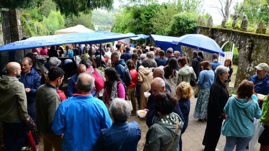 Santa Ifigenia desafía a la lluvia y brinda con sidra