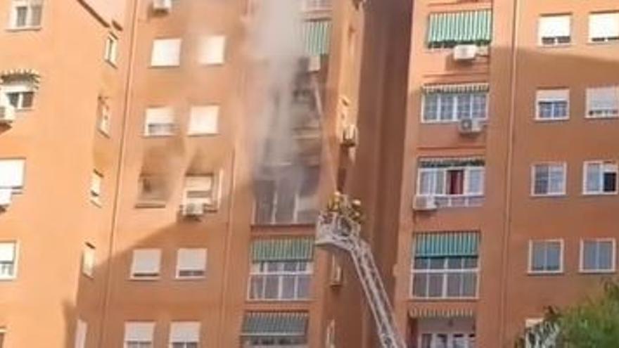 Incendio en un bloque de la barriada de El Torcal en Málaga.