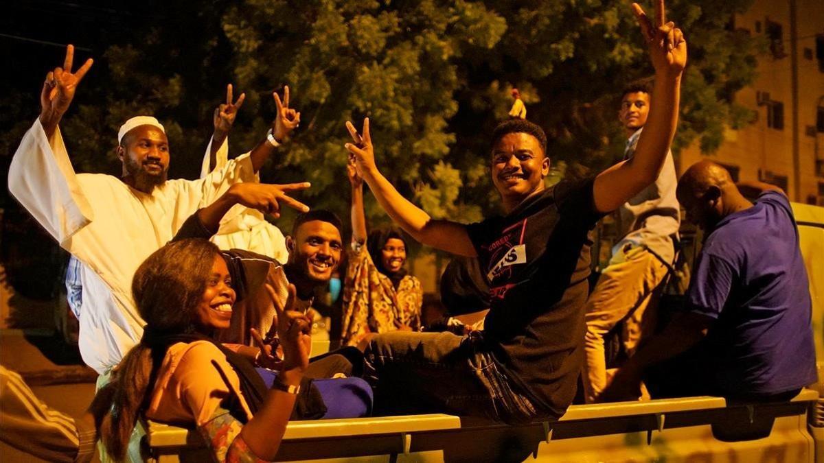 zentauroepp47741604 sudanese demonstrators celebrate after the defence minister 190413095131