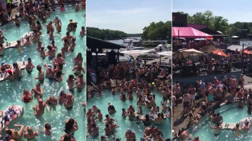 Varios jóvenes se infectan de coronavirus en una fiesta en la piscina