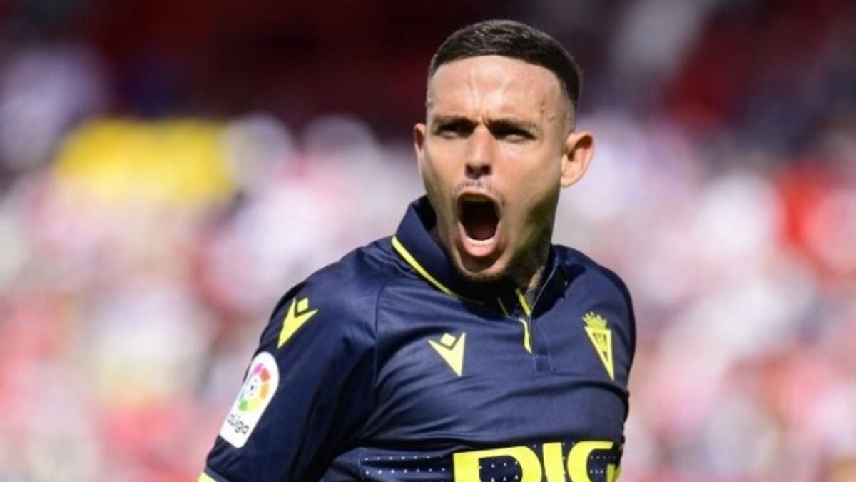 Roger, celebrando un gol con el Cádiz