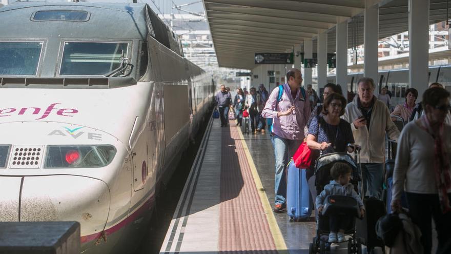 Pasajeros en la estación de tren de Alicante.