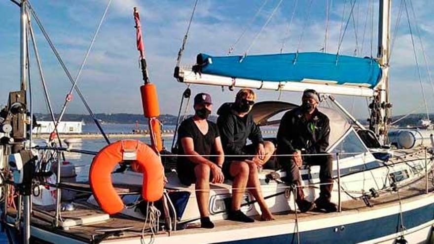 Justin Crowther, capitán del &#039;Beautiful Dreamer&#039;, a la derecha, con su tripulación ayer en A Coruña.