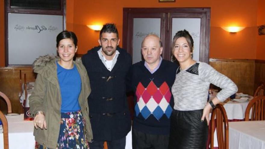 Por la izquierda, Rebeca Bolado, David Villa, Luis Bolado y Beatriz Bolado, el pasado lunes en el restaurante.