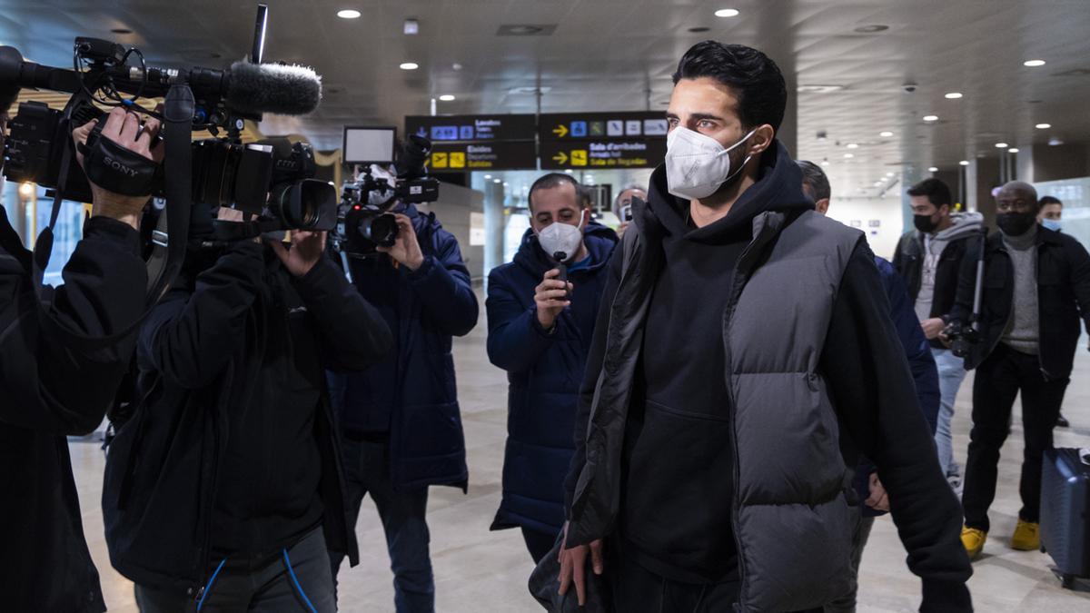 Cömert, nuevo futbolista del Valencia CF, a su llegada al Aeropuerto de Valencia