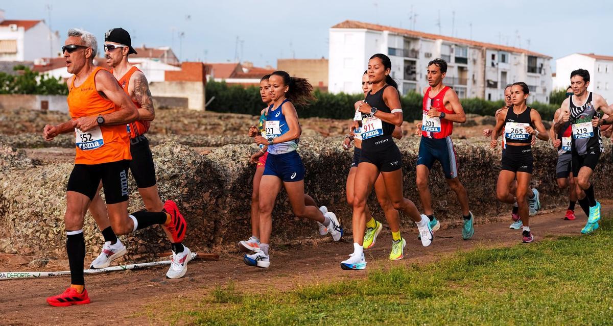 Fátima Ouhaddou, con el dorsal 227, durante la carrera.