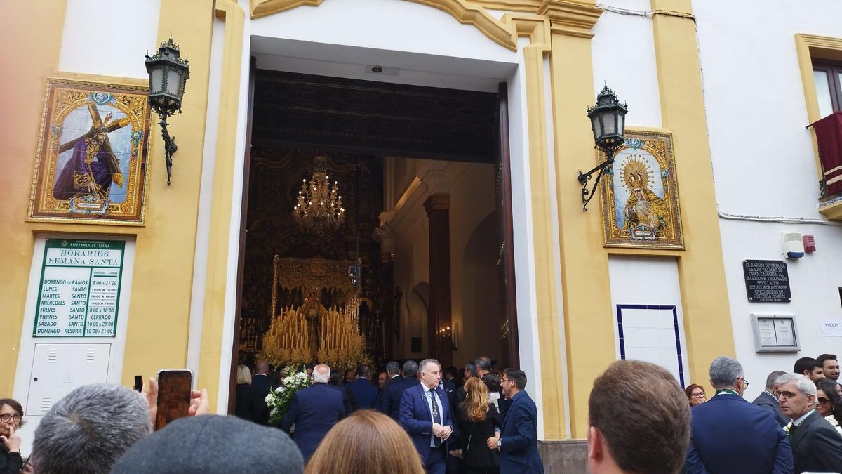 Cientos de personas hacen cola en la calle Pureza para entrar en la capilla de los Marineros y ver al Cristo de las Tres Caídas y a Nuestra Señora de la Esperanza. La hilera de fieles llega hasta la plaza del Altozano y gira por la calle Fabie.