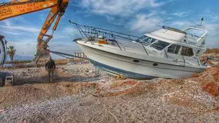 Desencallan el barco varado más de un mes en la playa nudista de Moncofa
