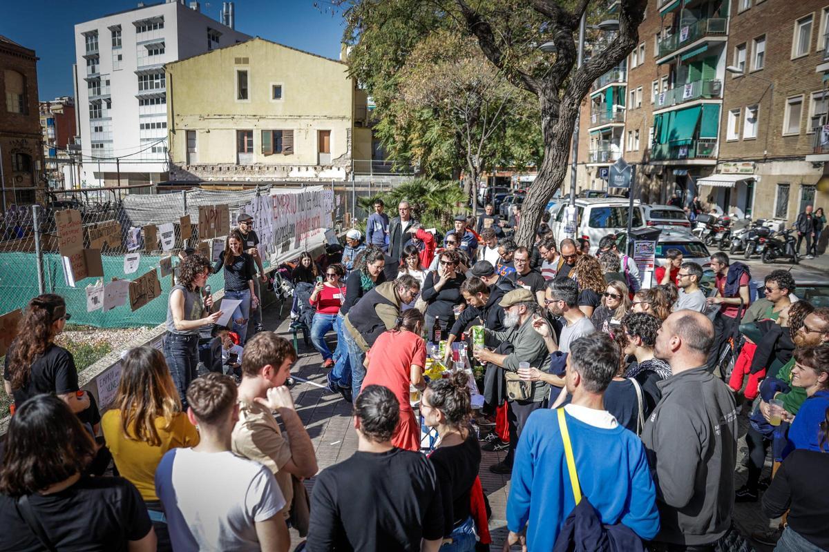 Concentración de los futuros vecinos de un bloque de viviendas de alquiler asequible pendientes de construir sobre un jardín de La Bordeta