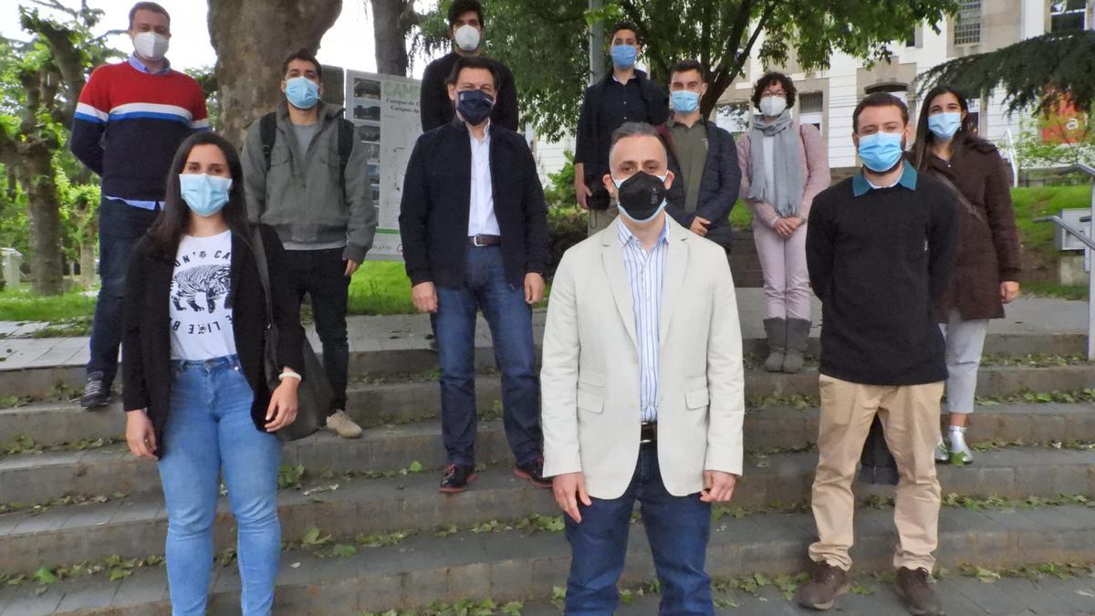 Un grupo de estudiantes, con el secretario xeral da Emigración, ayer en el campus. // FERNANDO CASANOVA