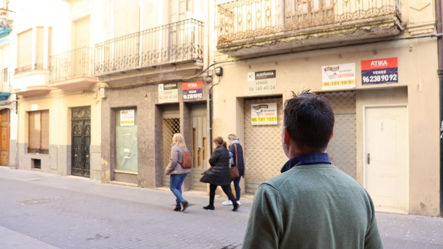 El PP de Ontinyent plantea reconvertir locales comerciales en casas para atajar la falta de vivienda