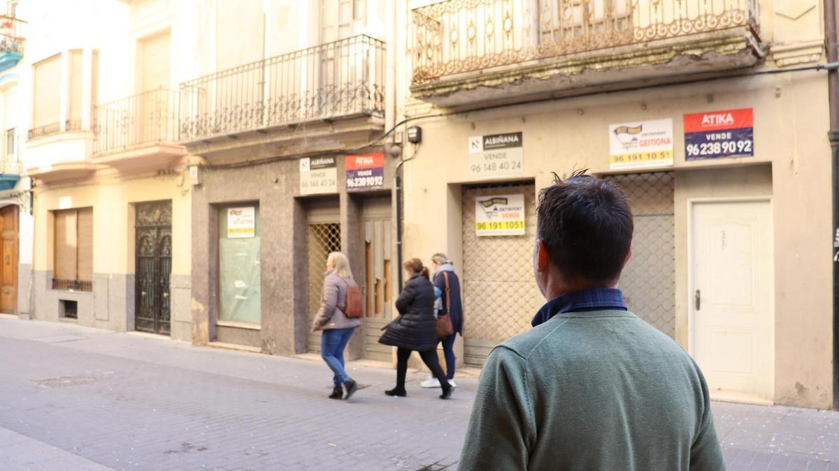 Rafael Soriano, portavoz del PP de Ontinyent, ante locales en venta en la calle Major.