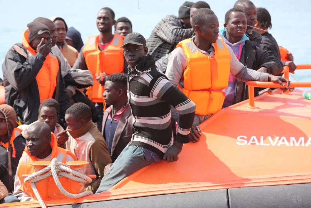 Trasladan al puerto de Málaga a 54 inmigrantes de una patera