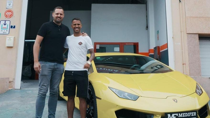 El primer fichaje de la UD Las Palmas: Jonathan Viera recupera el Lamborghini Spider de color amarillo