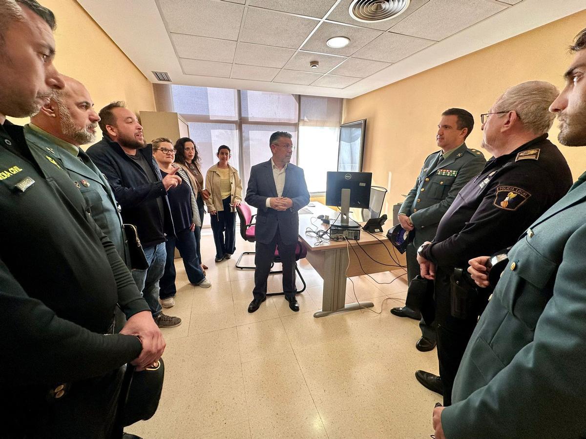 Visita del subdelegado del Gobierno a la oficina de atención de la Guardia Civil en Albatera