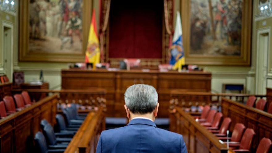 Vista del salón de plenos del Parlamento de Canarias desde uno de los escaños.