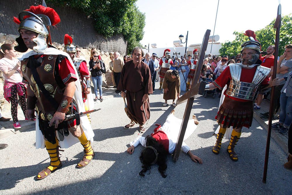 Centenares de personas asisten en el Puig de Missa a la recreación de la muerte de Jesucristo.