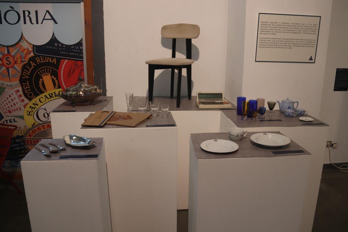 Alguns dels objectes que s'exposen a la mostra temporal d'Hotels amb memòria de Lloret de Mar