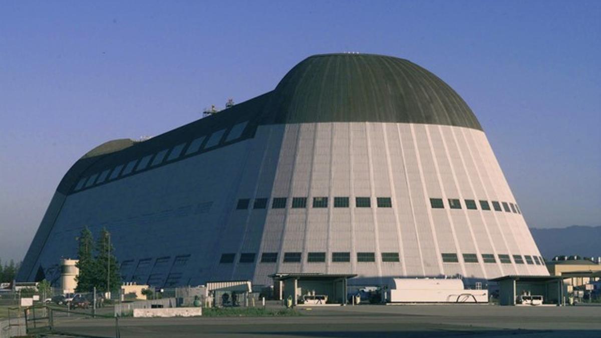 El gigantesco hangar de la NASA en Silicon Valley que ha alquilado Google.