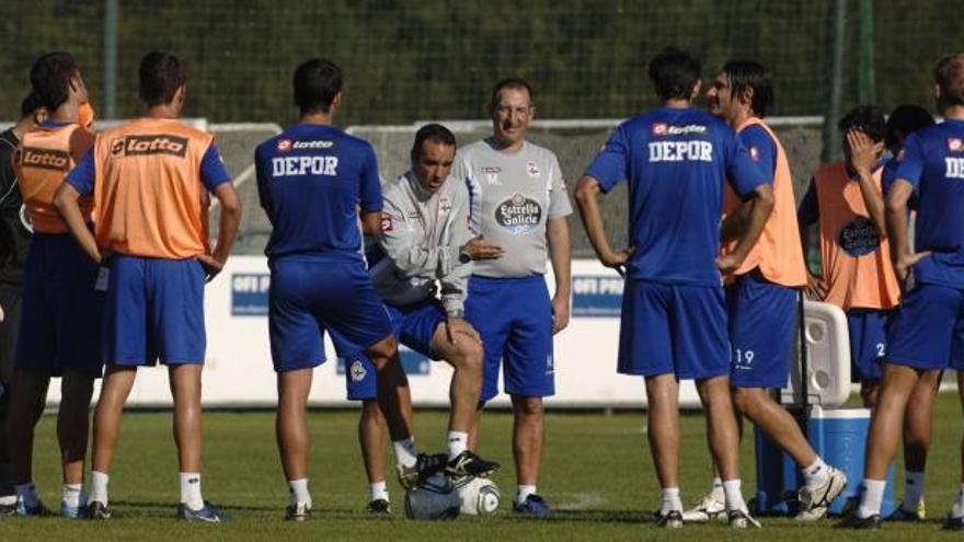 José Luis Oltra se dirige a sus futbolistas en presencia del psicólogo del equipo, Macario Bravo. / fran martínez