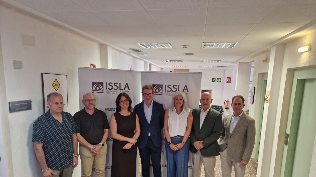 La consejera de Economía de la DGA, Eva Valle, junto a representantes sociales en la reunión del Consejo Aragonés de Seguridad Laboral.