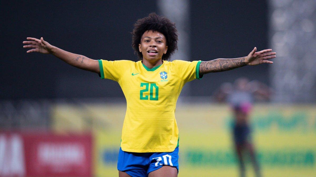 Valeria, con el nuevo uniforme de la Canarinha, celebra su gol contra Ecuador