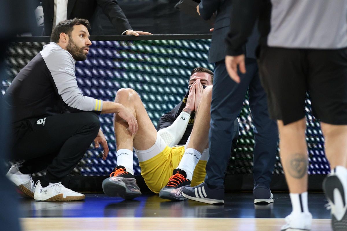 Fran Guerra se lamenta tras lesionarse antes del partido contra el Bilbao.