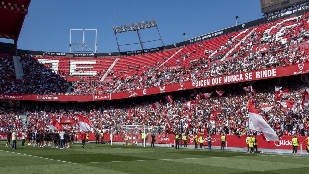 SEVILLA, 29/03/2025.- Entrenamiento a puertas abiertas del Sevilla FC, este sábado, en preparación al derbi sevillano contra el Real Betis que se celebra el dominigo. EFE/ David Arjona