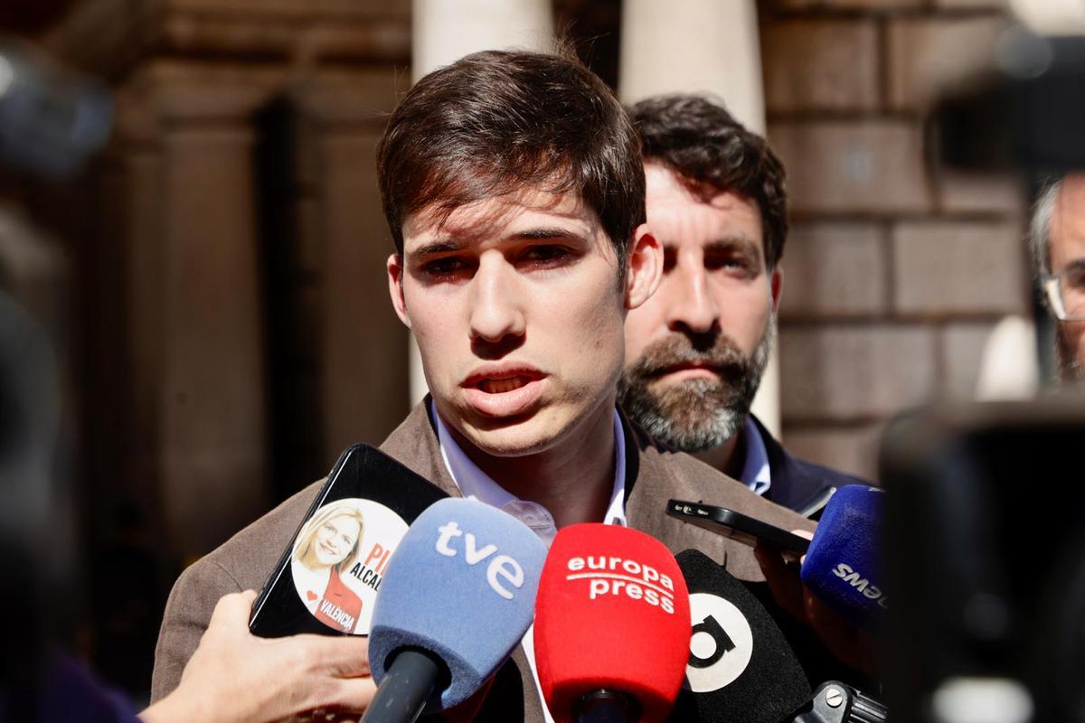 El socialista Borja Sanjuan comparece ante los medios