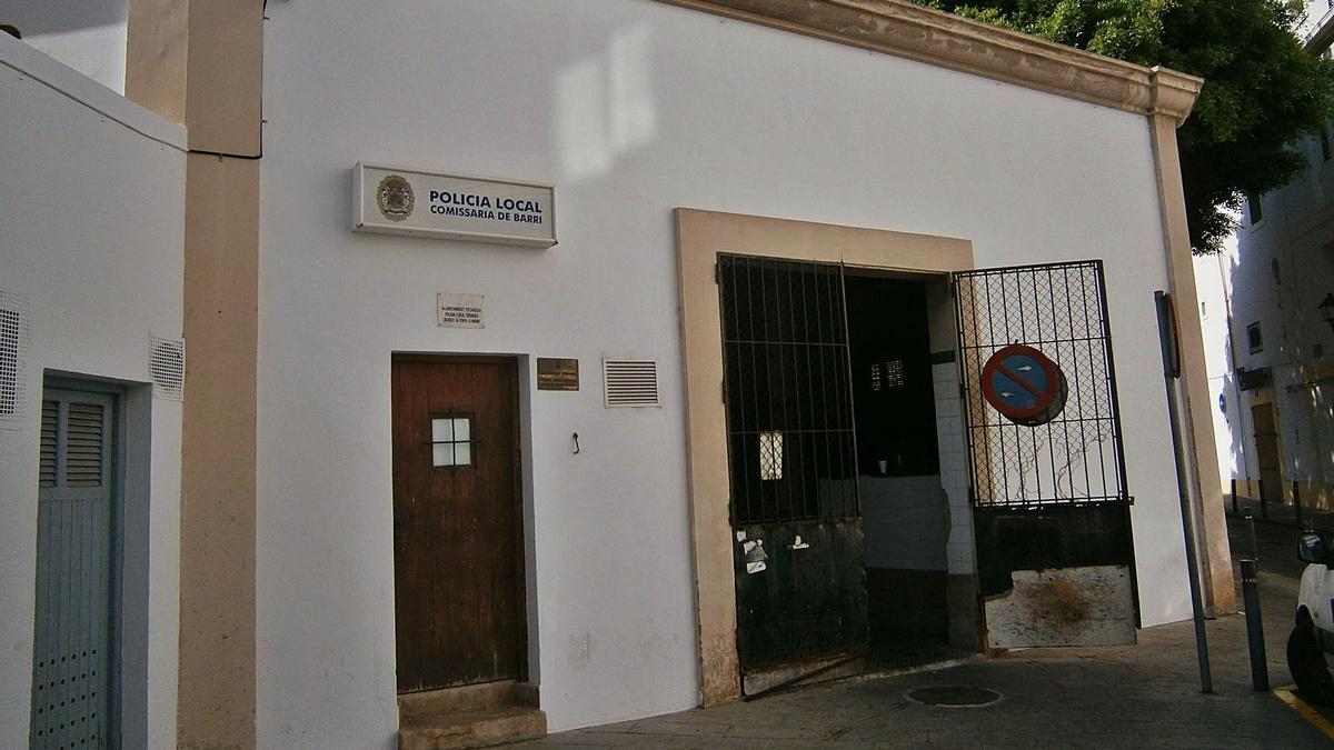 ortalada de la pescateria al carrer de Manuel Sorà; a l’esquerra el retén de la policia municipal, reminiscència del segle XIX i més a la dreta, la porta de l’antiga lleteria