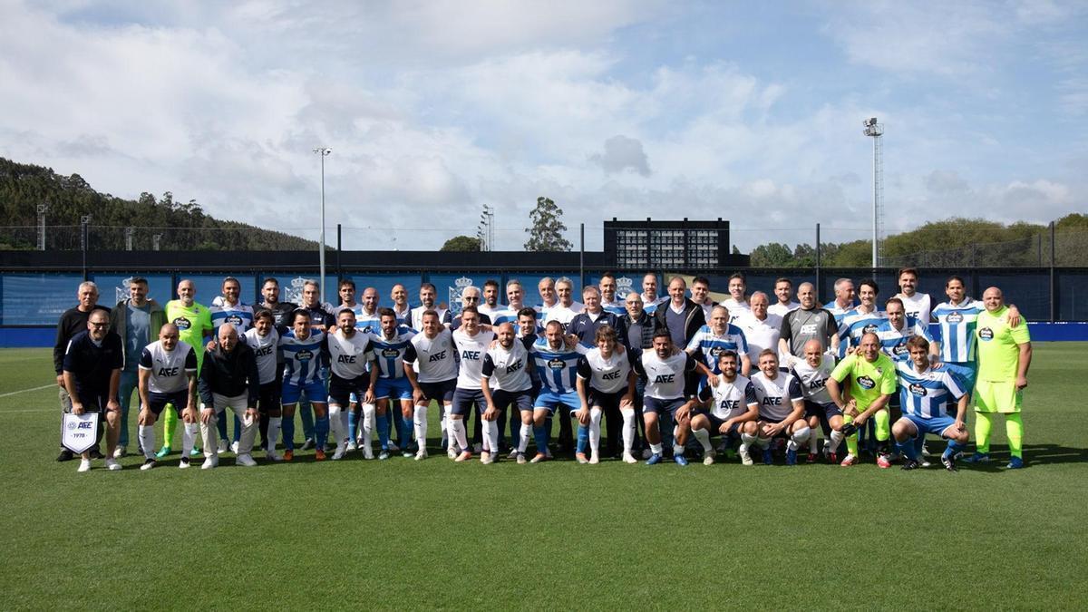 Foto de familia entre los veteranos del Dépor y los de AFE