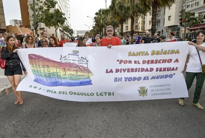 LAS PALMAS DE GRAN CANARIA A 24/06/2017. Este 2017 el lema del orgullo está vinculado a la demanda de la Ley de Igualdad LGTBI que combata los flecos pendientes para la igualdad legal y real. La manifestación discurrió por la avenida de Mesa y López hasta Santa Catalina. FOTO: J.PÉREZ CURBELO