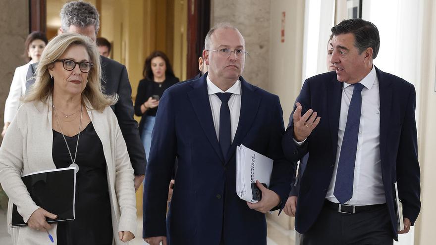 El portavoz del PP, Miguel Tellado (c) junto a los diputados José Antonio Bermúdez de Castro y Macarena Montesinos (i).