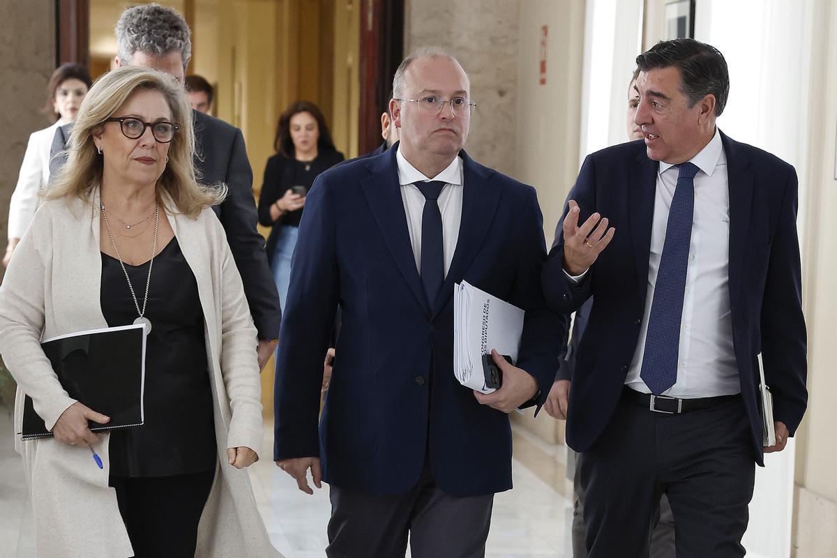 El portavoz del PP, Miguel Tellado (c) junto a los diputados José Antonio Bermúdez de Castro y Macarena Montesinos (i).