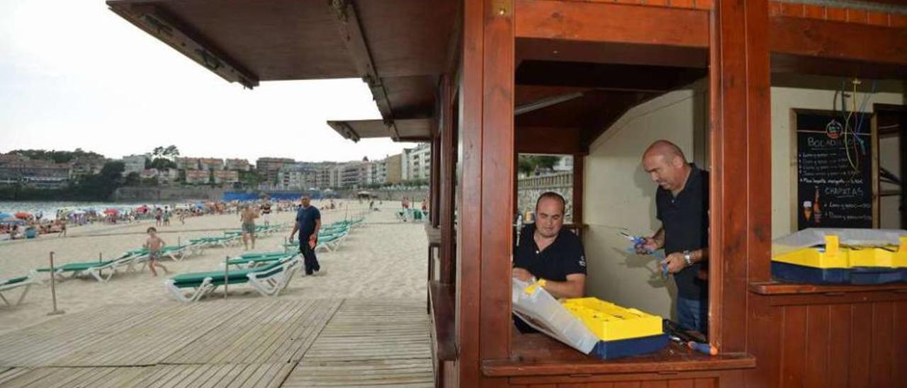 Instalación del quiosco, ayer por la tarde, en la playa de Silgar. // Gustavo Santos
