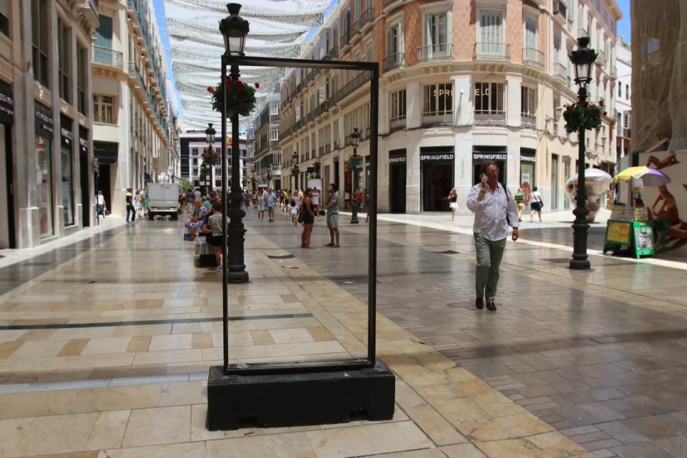 Destrozos en la exposición sobre el cáncer en la calle Larios.